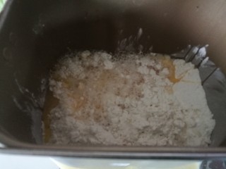 浪漫红粉蒸饺,面粉、鸡蛋、盐1克、水200，倒入面包机，先倒入一半水，后面再根据面团干湿情况边揉边加水。