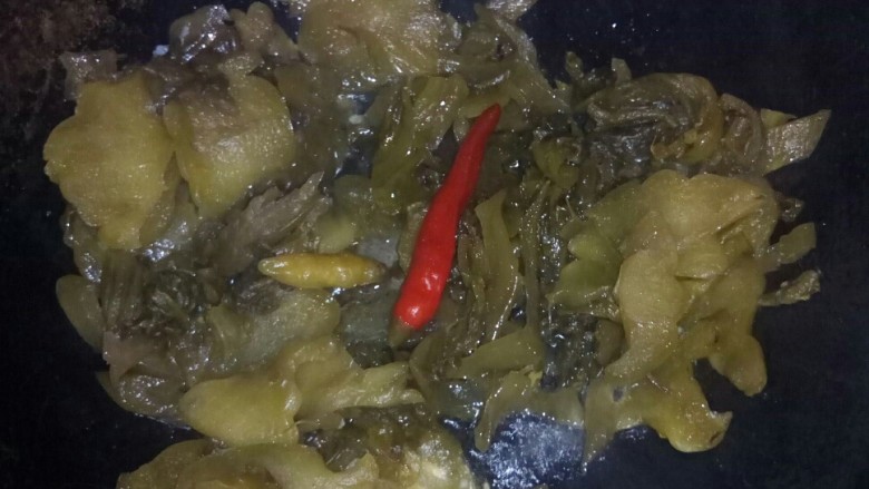 酸菜鱼面,酸菜加油炒香后，放入鱼骨汤中熬酸菜汤汁。