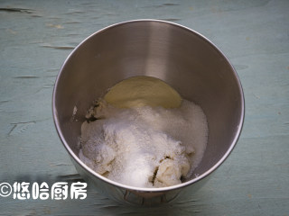 果酱排包,发酵后的中种撕成小块，放入搅拌缸中，再放入主面团中除黄油之外的所有材料。