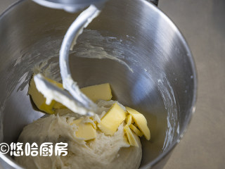 果酱排包,用厨师机低速搅拌成团，再中速搅打2分钟，放入软化的黄油继续搅打。