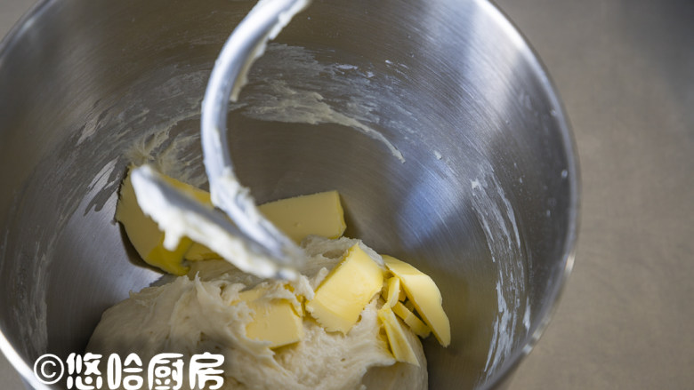 果酱排包,用厨师机低速搅拌成团，再中速搅打2分钟，放入软化的黄油继续搅打。