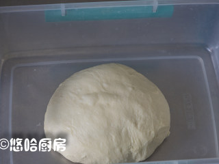 果酱排包,面团表面收光滑，放入保鲜盒中，盖好盖子放在温暖的地方去发酵。
