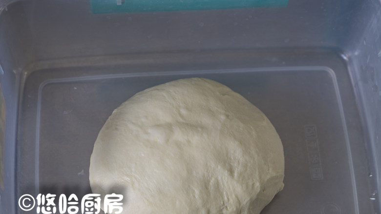 果酱排包,面团表面收光滑，放入保鲜盒中，盖好盖子放在温暖的地方去发酵。
