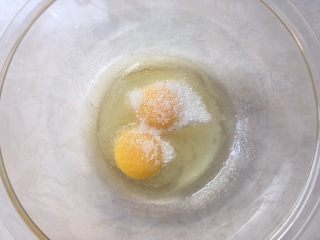 小魔鬼棒棒糖,容器擦干净，加入2颗鸡蛋跟细砂糖搅拌均匀