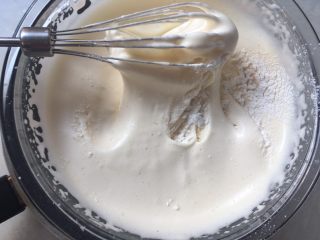 小魔鬼棒棒糖,之后再加入剩下过筛后的低筋面粉，继续翻拌均匀，无干粉颗粒