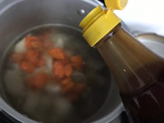 胡萝卜芋艿排骨汤,滴几滴陈醋