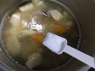 胡萝卜芋艿排骨汤,时间到，加一小勺细盐，搅拌均匀，即可