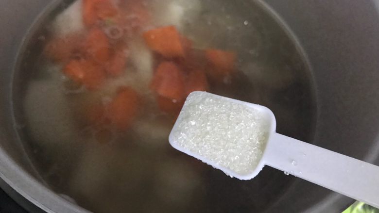 胡萝卜芋艿排骨汤,加一丢丢细砂糖，盖上锅盖，继续煮10-15分钟