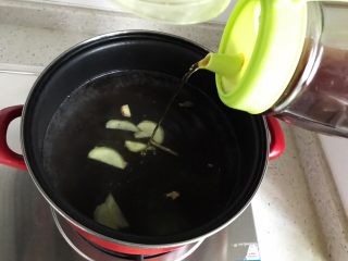 胡萝卜芋艿排骨汤,水开后放入一半的生姜片，并且加适量料酒