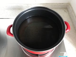 胡萝卜芋艿排骨汤,锅内煮适量清水