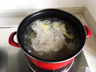 胡萝卜芋艿排骨汤,大火煮2.3分钟
