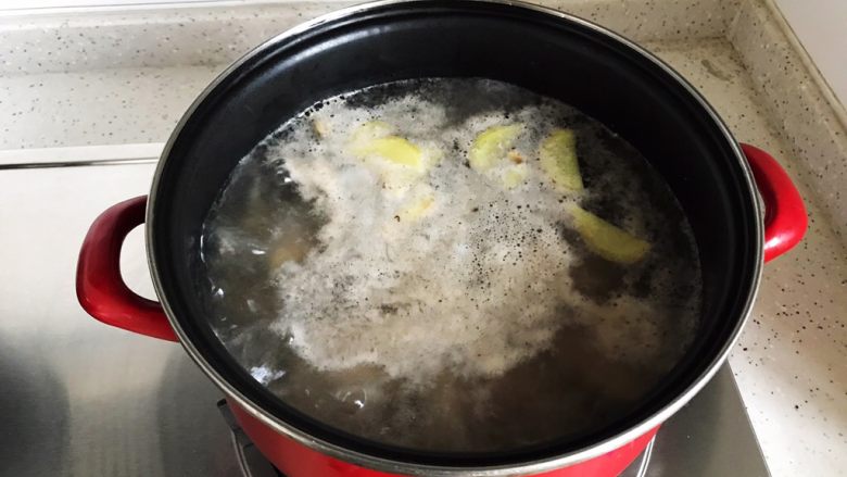 胡萝卜芋艿排骨汤,大火煮2.3分钟