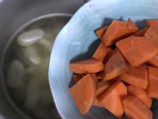 胡萝卜芋艿排骨汤,加入胡萝卜