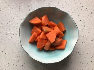胡萝卜芋艿排骨汤,胡萝卜去皮洗净之后切成小块