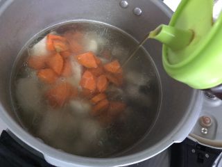胡萝卜芋艿排骨汤,加少许料酒