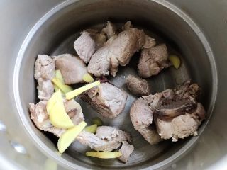 胡萝卜芋艿排骨汤,洗好的排骨控干水分放入高压锅，放入其余的生姜片