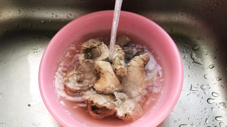 胡萝卜芋艿排骨汤,煮好的排骨用流动水冲洗干净浮沫，生姜片就不要了