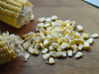 彩蔬炒鸡丁,玉米剥小粒