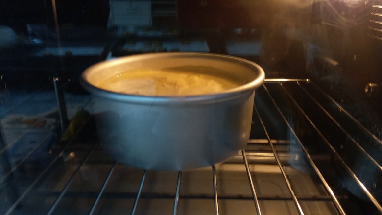 榴莲戚风蛋糕,轻震模具后送入烤箱，上火120度，下火150度进行烘烤60分钟
