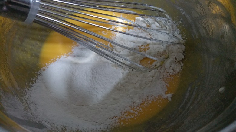 榴莲戚风蛋糕,再加入过筛的低粉用手动打蛋器搅拌均匀，用画Z字手法拌