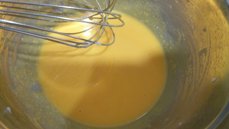 榴莲戚风蛋糕,榴莲果泥加入到蛋黄糊内，搅拌均匀