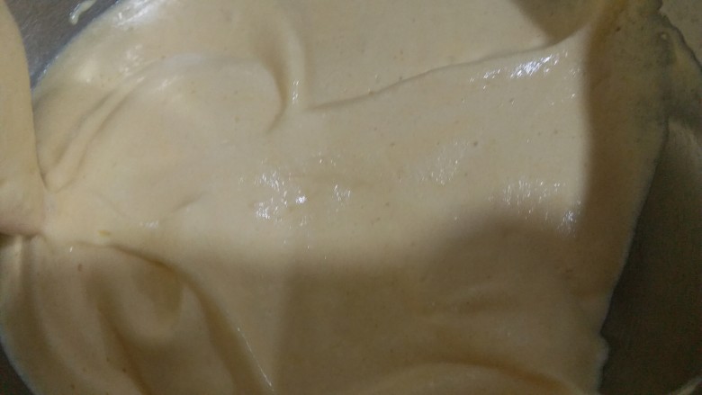 榴莲戚风蛋糕,打发好的蛋白霜分三次加入蛋黄糊内，用翻拌切拌的手法，不要画圈，防止消泡