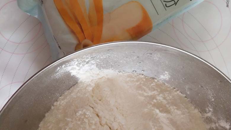 蒜烧肥肠,金龙鱼面包用小麦粉加适量水活成软硬适中的面团