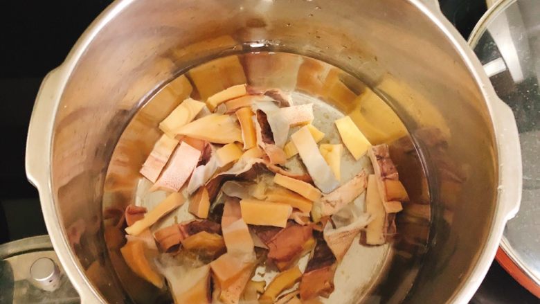 目鱼干炒甜豆,放入高压锅，倒入莫过目鱼2～3厘米的水，大火煮12分钟。