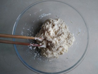 老式面包,倒入面粉，拌至不见干粉。