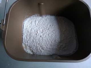 老式面包,再倒入奶粉和面粉。