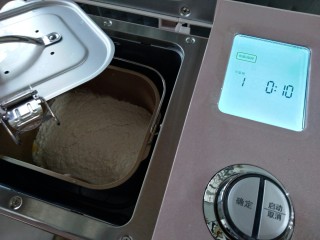 老式面包,将面包桶放入到东菱JD08面包机里。盖上面包桶的防溅盖，防止和面的时候面粉飞溅出来。