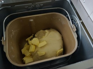 老式面包,第一次和面结束后，加入切成小块的黄油，继续选择和面程序18分钟。