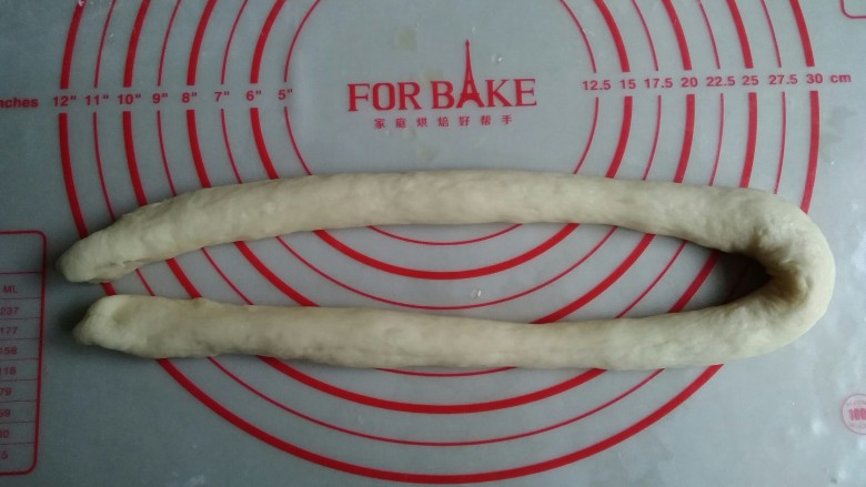 老式面包,搓成60厘米长的长条。两头相接。