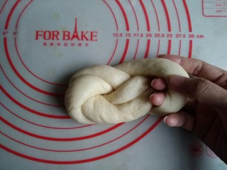 老式面包,将尾部塞进对折处的圆圈里，压在下面。