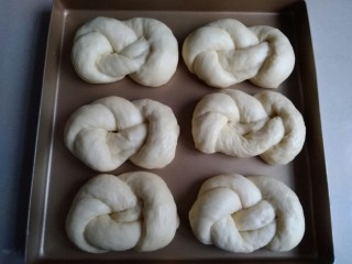老式面包,做好的面包胚放在不粘烤盘上
