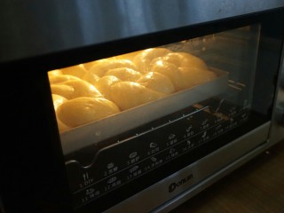 老式面包,放入预热到170度的烤箱里，烘烤三十分钟左右。