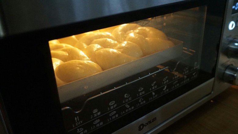 老式面包,放入预热到170度的烤箱里，烘烤三十分钟左右。