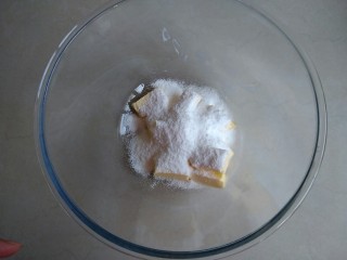 蔓越莓饼干,糖粉倒入黄油里。