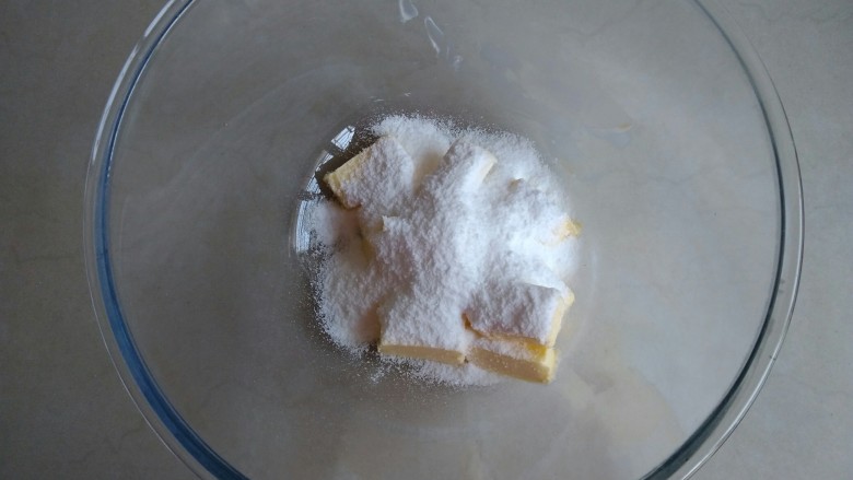 蔓越莓饼干,糖粉倒入黄油里。