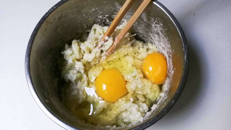 大葱土豆鸡蛋饼,打入鸡蛋拌匀成面糊