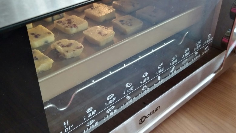 蔓越莓饼干,放入已经预热好160度的东菱K40c烤箱中下层烘烤20-25分钟，最后几分钟留意上色情况。