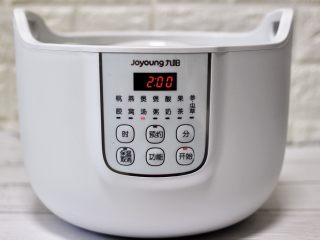 铁皮石斛百合炖土鸡,按下炖锅的“功能键”选煲汤，自动默认时间为2小时。