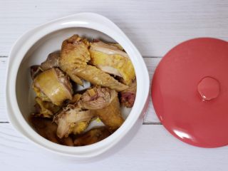 铁皮石斛百合炖土鸡,把焯过水的鸡块码放在炖盅里。