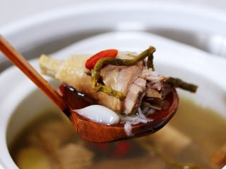 铁皮石斛百合炖土鸡,这个季节最滋补养生保健的美味。