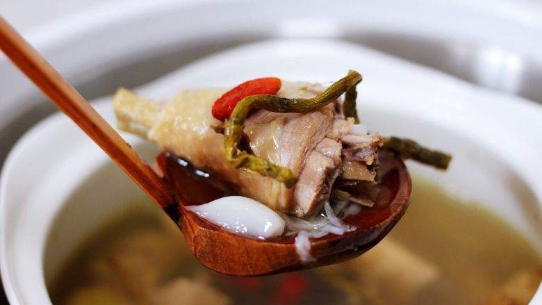 铁皮石斛百合炖土鸡,这个季节最滋补养生保健的美味。