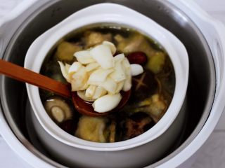 铁皮石斛百合炖土鸡,1 个半小时后打开锅盖加入洗净的新鲜百合，盖上盖子，就可以坐等汤出锅咯。