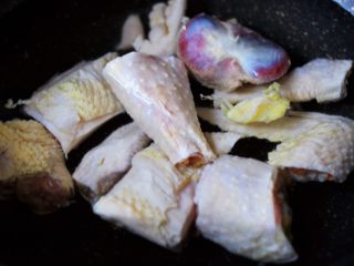 铁皮石斛百合炖土鸡,把鸡块冷水入锅后，倒入料酒去腥后。