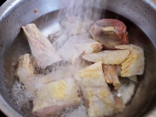 铁皮石斛百合炖土鸡,把剁好的鸡块用自来水冲洗干净。