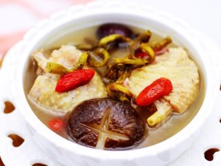 铁皮石斛百合炖土鸡,补气补血长精神，是适合所有人的最佳靓汤。
