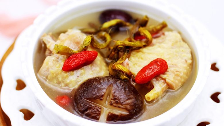 铁皮石斛百合炖土鸡,补气补血长精神，是适合所有人的最佳靓汤。